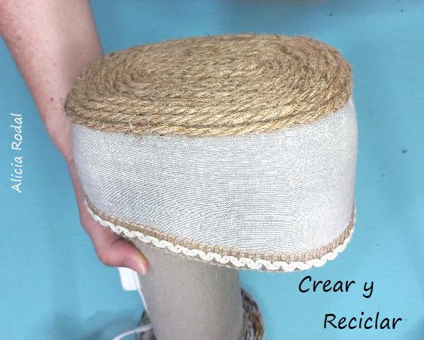 En este tutorial te enseño qué fácil es hacer una lámpara de mesa para el escritorio o la mesita de noche, en el que vamos a reutilizar un rollo o tubo de cartón de unas famosas patatas fritas y otros materiales reciclados que podemos tener en casa. Siempre con la filosofía del reciclaje y del hazlo tú mismo Diy.