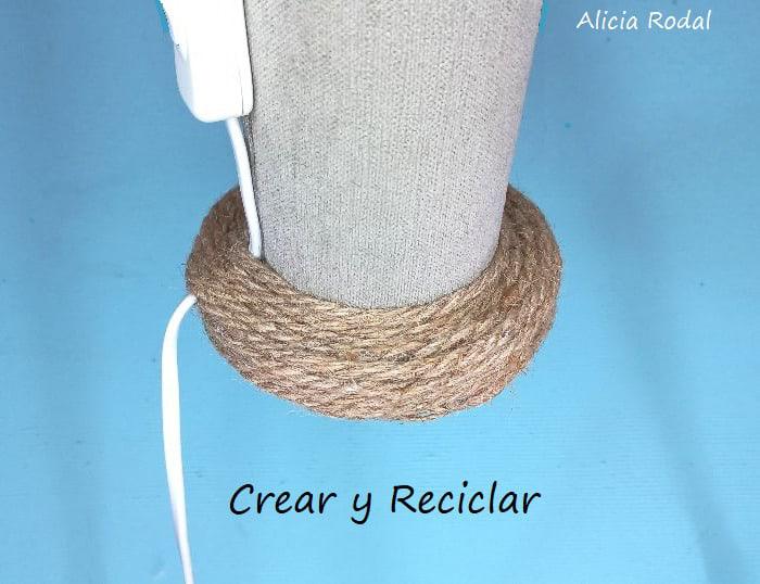 En este tutorial te enseño qué fácil es hacer una lámpara de mesa para el escritorio o la mesita de noche, en el que vamos a reutilizar un rollo o tubo de cartón de unas famosas patatas fritas y otros materiales reciclados que podemos tener en casa. Siempre con la filosofía del reciclaje y del hazlo tú mismo Diy.