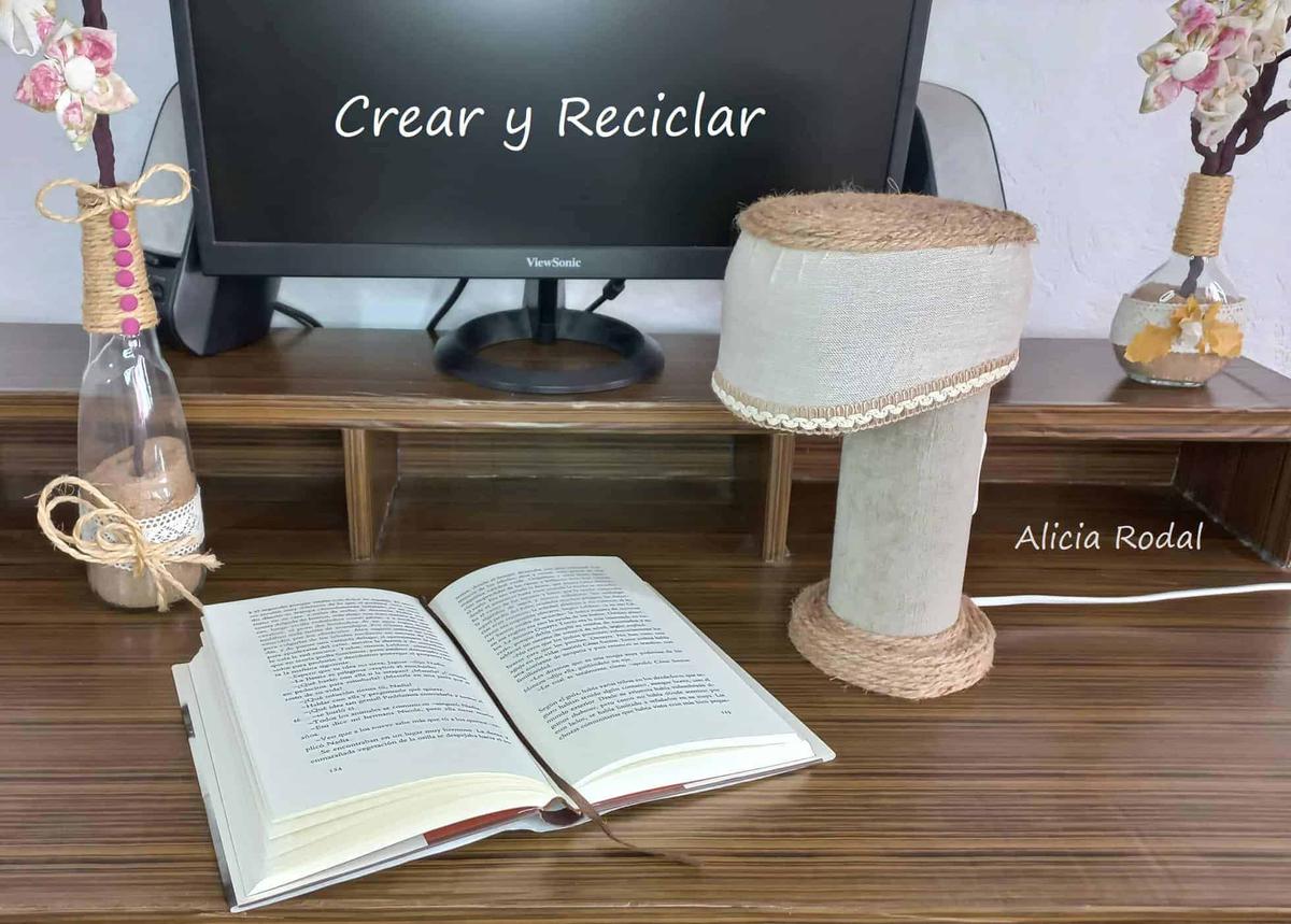En este tutorial te enseño qué fácil es hacer una lámpara de mesa para el escritorio o la mesita de noche, en el que vamos a reutilizar un rollo o tubo de cartón de unas famosas patatas fritas y otros materiales reciclados que podemos tener en casa. Siempre con la filosofía del reciclaje y del hazlo tú mismo Diy.
