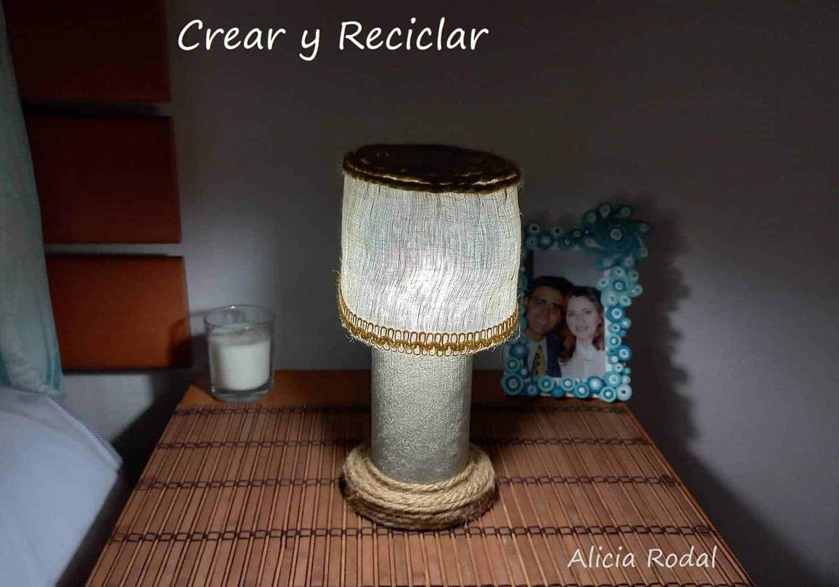 En este tutorial te enseño qué fácil es hacer una lámpara de mesa para el escritorio o la mesita de noche, en el que vamos a reutilizar un rollo o tubo de cartón de unas famosas patatas fritas y otros materiales reciclados que podemos tener en casa. Siempre con la filosofía del reciclaje y del hazlo tú mismo Diy.