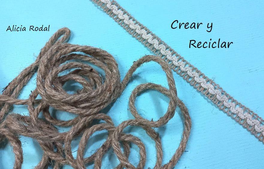 En este tutorial te enseño qué fácil es hacer una lámpara de mesa para el escritorio o la mesita de noche, en el que vamos a reutilizar un rollo o tubo de cartón de unas famosas patatas fritas y otros materiales reciclados que podemos tener en casa. Siempre con la filosofía del reciclaje y del hazlo tú mismo Diy.