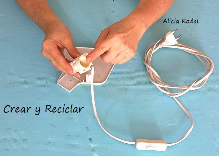 En este tutorial te enseño qué fácil es hacer una lámpara de mesa para el escritorio o la mesita de noche, en el que vamos a reutilizar un rollo o tubo de cartón de unas famosas patatas fritas y otros materiales reciclados que podemos tener en casa. Siempre con la filosofía del reciclaje y del hazlo tú mismo Diy.