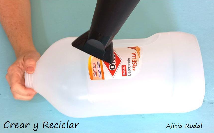 En este tutorial te enseño qué fácil es hacer una lámpara de mesa para el escritorio o la mesita de noche, en el que vamos a reutilizar un rollo o tubo de cartón de unas famosas patatas fritas y otros materiales reciclados que podemos tener en casa. Siempre con la filosofía del reciclaje y del hazlo tú mismo Diy.