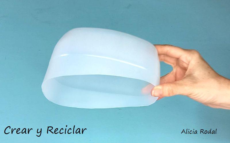 En este tutorial te enseño qué fácil es hacer una lámpara de mesa para el escritorio o la mesita de noche, en el que vamos a reutilizar un rollo o tubo de cartón de unas famosas patatas fritas y otros materiales reciclados que podemos tener en casa. Siempre con la filosofía del reciclaje y del hazlo tú mismo Diy.