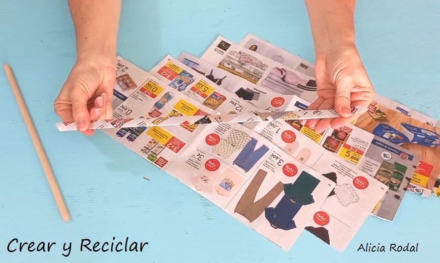 En este tutorial te enseño qué fácil es hacer una lámpara de mesa para el escritorio o la mesita de noche, en el que vamos a reutilizar un rollo o tubo de cartón de unas famosas patatas fritas y otros materiales reciclados que podemos tener en casa. Siempre con la filosofía del reciclaje y del hazlo tú mismo Diy.