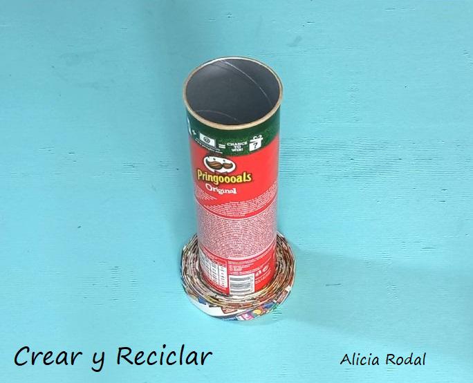 En este tutorial te enseño qué fácil es hacer una lámpara de mesa para el escritorio o la mesita de noche, en el que vamos a reutilizar un rollo o tubo de cartón de unas famosas patatas fritas y otros materiales reciclados que podemos tener en casa. Siempre con la filosofía del reciclaje y del hazlo tú mismo Diy.