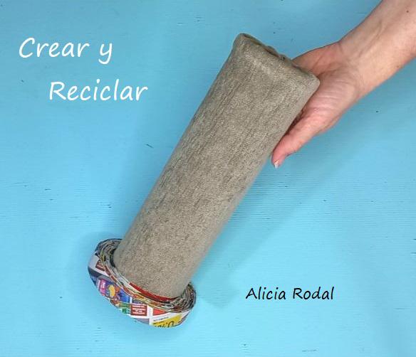 En este tutorial te enseño qué fácil es hacer una lámpara de mesa para el escritorio o la mesita de noche, en el que vamos a reutilizar un rollo o tubo de cartón de unas famosas patatas fritas y otros materiales reciclados que podemos tener en casa. Siempre con la filosofía del reciclaje y del hazlo tú mismo Diy.