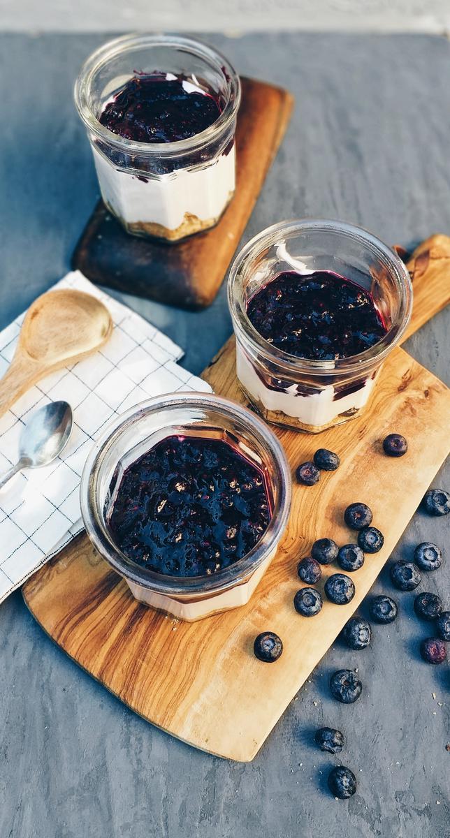 Postre de yogur con mermelada de arándanos