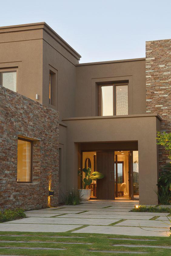 Casas pintadas en tonos tierra