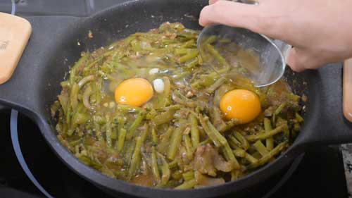 cuajar huevos sobre tagarninas esparragadas