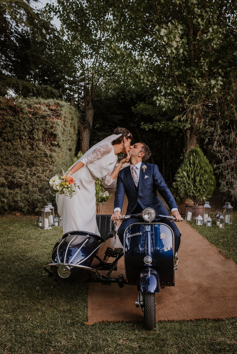 Boda a la italiana, vespa con sidecar novios, vespa para bodas, wedding planner Madrid, bodas de lujo, novios en vespa