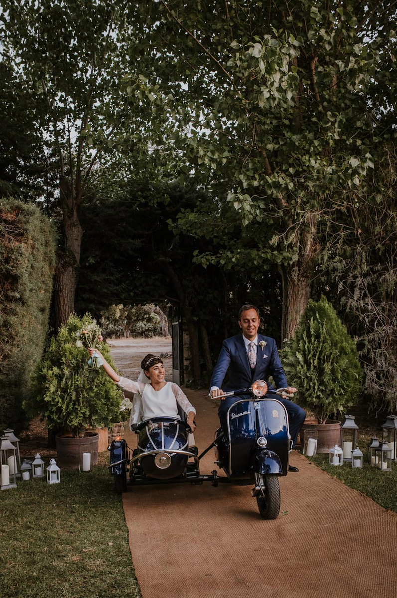 Boda a la italiana, vespa con sidecar novios, vespa para bodas, wedding planner Madrid, bodas de lujo, novios en vespa