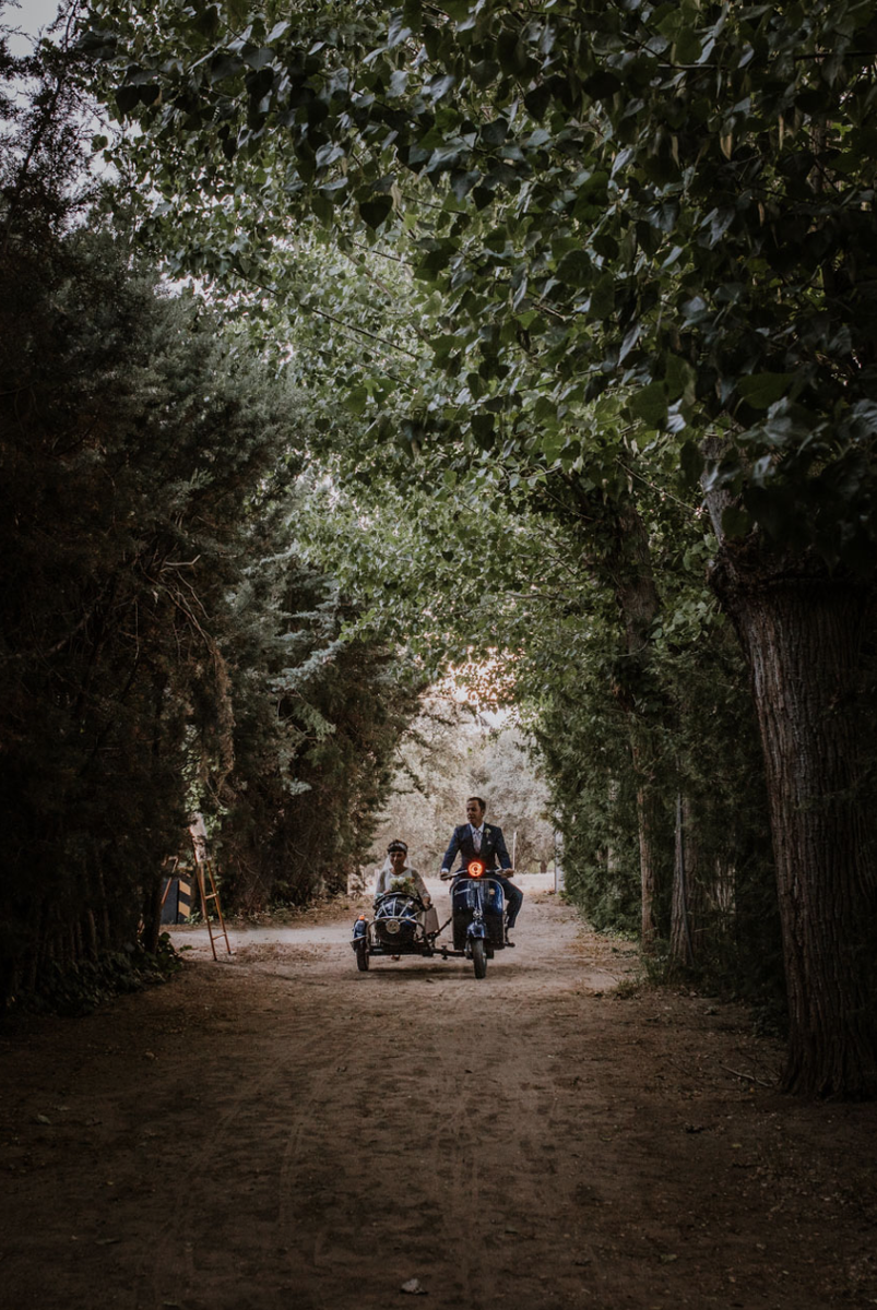 Boda a la italiana, vespa con sidecar novios, vespa para bodas, wedding planner Madrid, bodas de lujo, novios en vespa