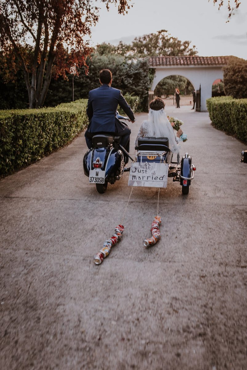 Boda a la italiana, vespa con sidecar novios, vespa para bodas, wedding planner Madrid, bodas de lujo, novios en vespa