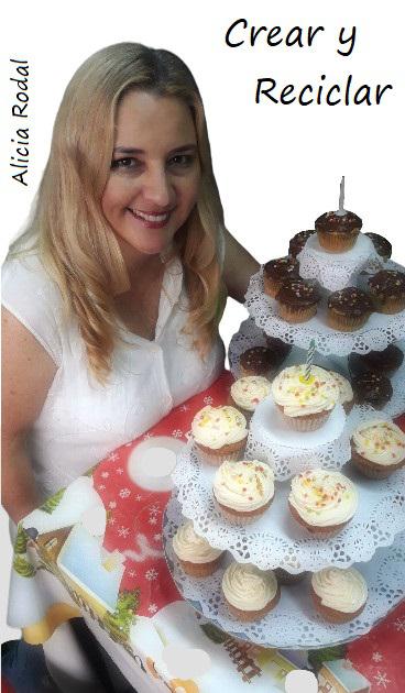 ¿Quieres aprender a hacer un práctico, útil y elegante pedestal para decorar tus mesas de una manera original y creativa, pero sin gastar mucho dinero? Pues mira cómo se hace con unas simples cajas de cartón.