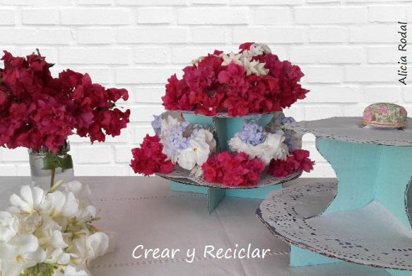 ¿Quieres aprender a hacer un práctico, útil y elegante pedestal para decorar tus mesas de una manera original y creativa, pero sin gastar mucho dinero? Pues mira cómo se hace con unas simples cajas de cartón.