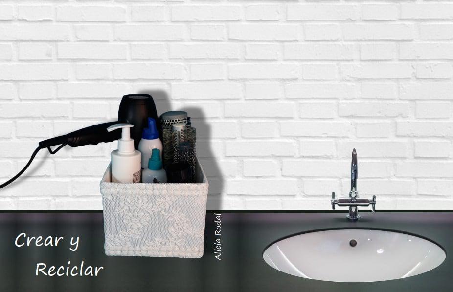 La decoración del baño no tiene por qué estar reñida con la funcionalidad y la utilidad, al mismo tiempo que debe estar unida con la conciencia de cuidar del medio ambiente. Es por eso que es esta publicación quiero mostrar 6 ideas útiles, prácticas y al mismo tiempo decorativas, pero todo hecho a mano y con materiales reciclados.