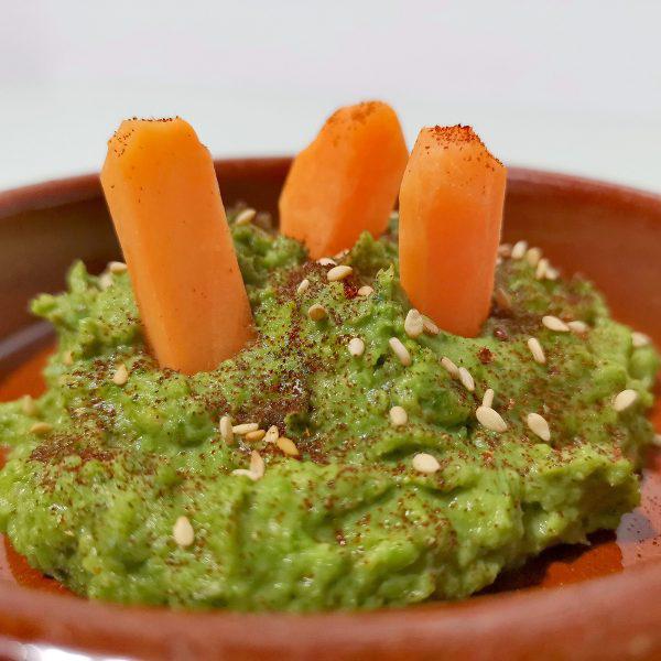 Hummus de guisantes y espinacas primer plano