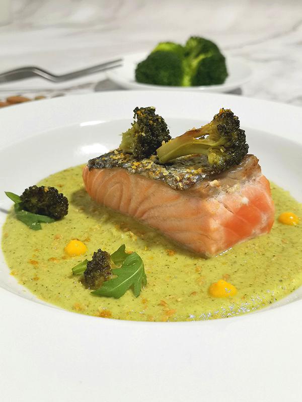 Salmón con crema de brócoli y zanahoria - Primer plano