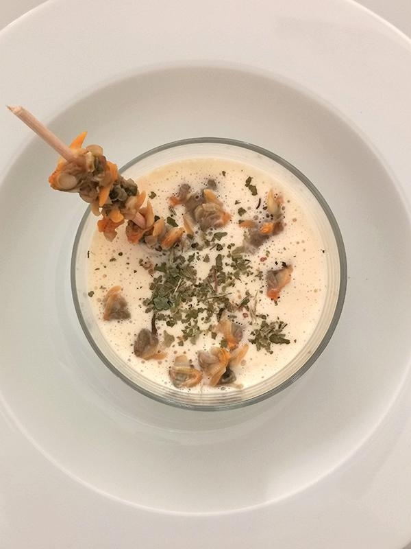 Crema de espárragos y berberechos con Thermomix - Presentación primer plano