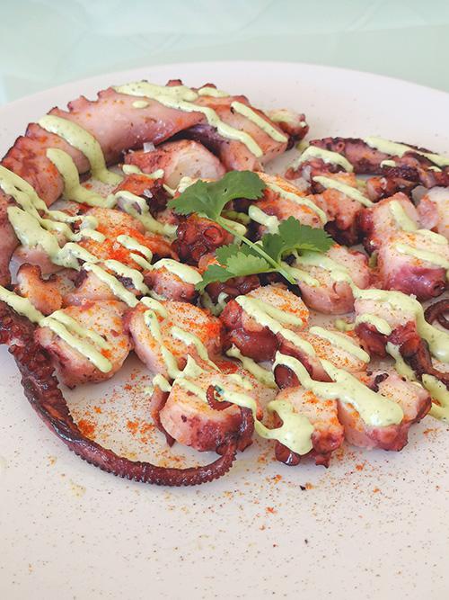 Pulpo con mayonesa verde - Primer plano