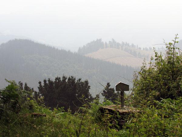 Y ahí, en una esquinita, el buzón de Arrola, como sin querer molestar