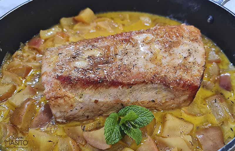 Lomo de cerdo en salsa con manzana, cebolla y naranja