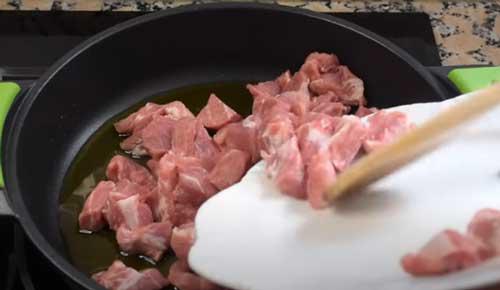sellar la carne de cerdo en salsa con patatas