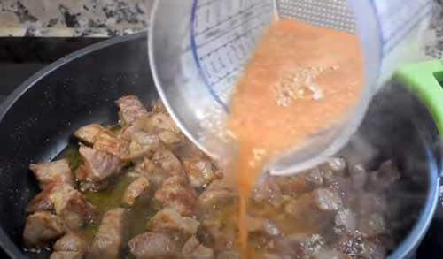 incorporar majado a la carne en salsa con patatas
