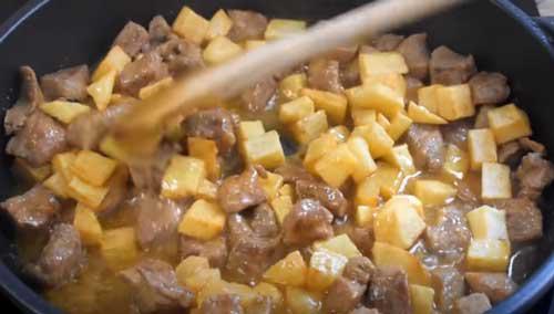 agregar patatas a la carne en salsa con patatas