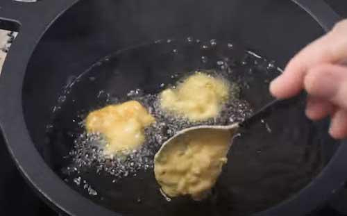 freir buñuelos de gambas crujientes paso a paso