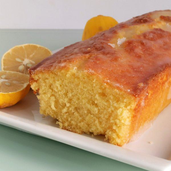 Bizcocho de limón esponjoso con glaseado - Primer plano