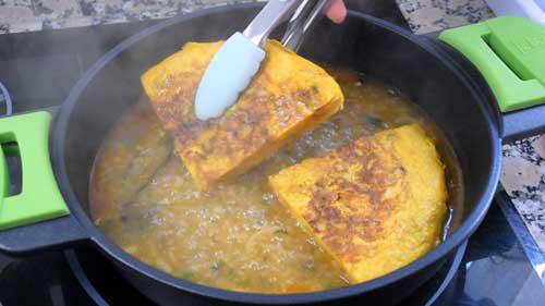 poner la tortilla de patatas guisada en la salsa