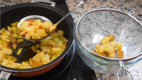 escurrir patatas para la tortilla de patatas