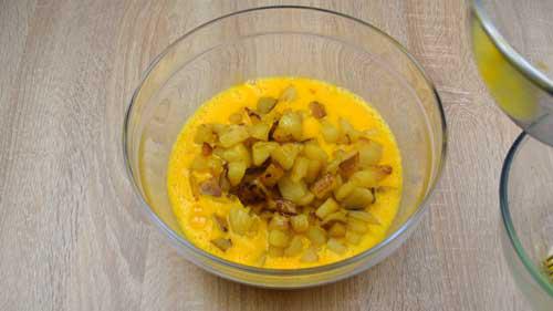 mezclar patatas con huevo para la tortilla guisada o tortilla en salsa