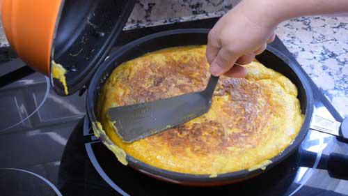 darle la vuelta a la tortilla de patatas