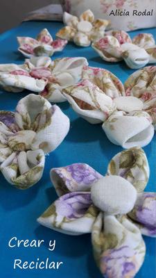 En este tutorial te enseño 3 maneras diferentes de hacer flores de tela a partir de ropa de desecho, o que por su estado no podemos regalar o donar.
