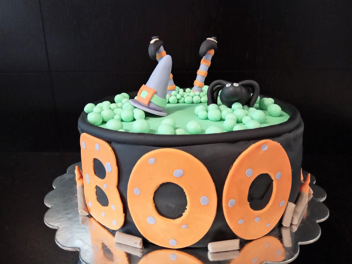 Tarta brujita Halloween fondant