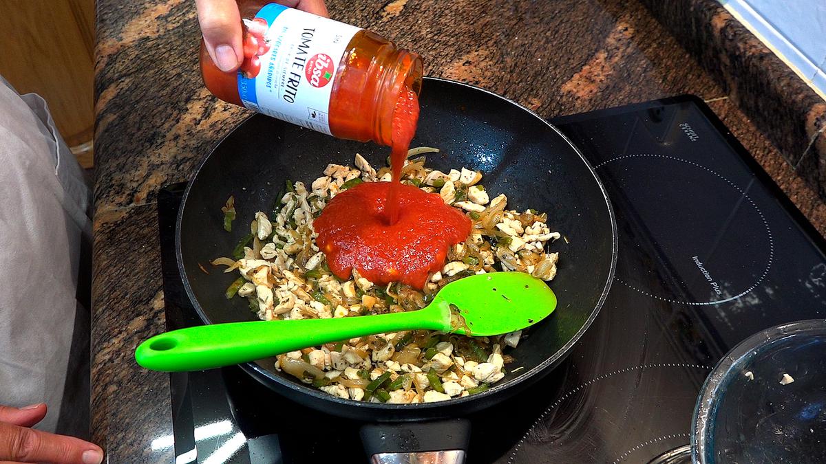 PASTEL SALADO CON POLLO, JAMÓN Y QUESO, RECETA FÁCIL - Loli Domínguez - Foto 5