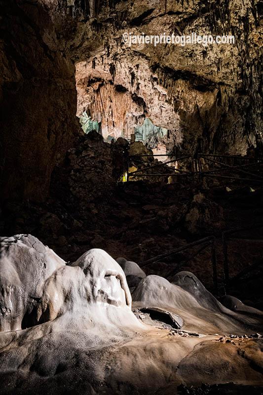 El juego de luces y sombras ayudan a destacar la fiigura de El Fantasma, en el interior Cueva de Valporquero. León. Castilla y León. España. © Javier Prieto Gallego