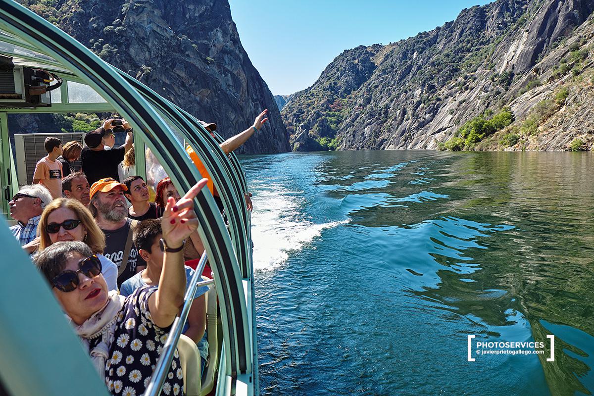 Paseo en barco por las Arribes salmantinas entre la playa del Rostro, en Aldeadávila de la Ribera, y la presa de Aldeadávila en el catamarán Corazón de las Arribes. Salamanca. Castilla y León. España. © Javier Prieto Gallego
