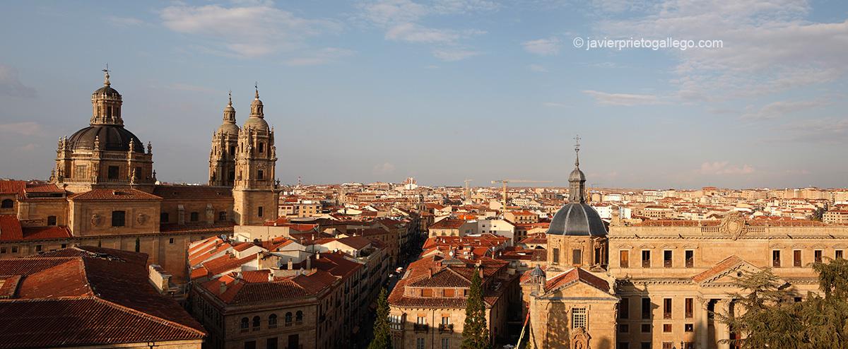 Panorámica de Salamanca desde lo alto de la catedral Nueva de Salamanca y vistas de la Clerecía. Salamanca. Castilla y León. España. © Javier Prieto Gallego