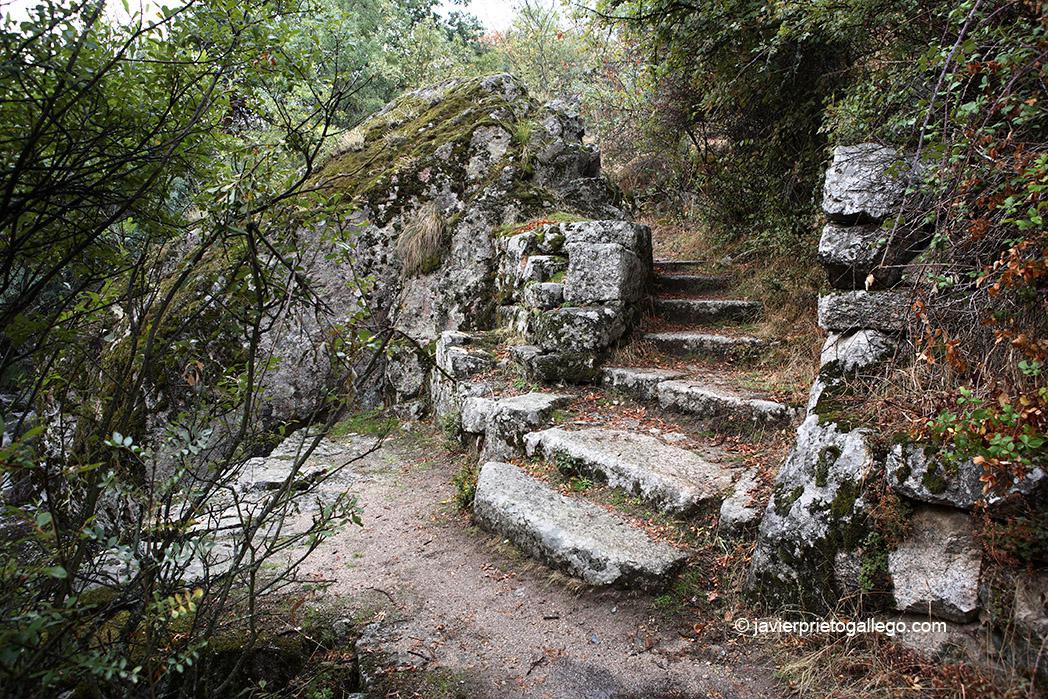 Río Valsaín. Escalinatas de granito. Sendero de los Reales Sitios-Las Pesquerías Reales. La Granja-Valsaín. Segovia. España © Javier Prieto Gallego;
