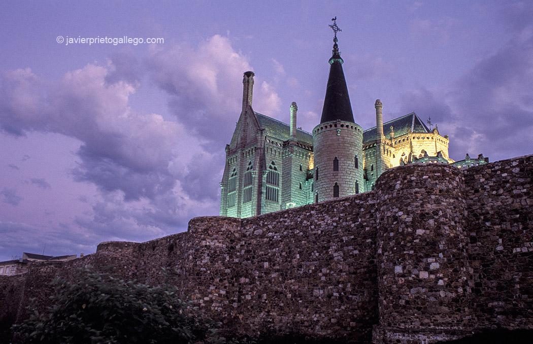 Palacio Gaudí y murallas romanas. Astorga. Vía de la Plata. León. Castilla y León. España.© Javier Prieto Gallego