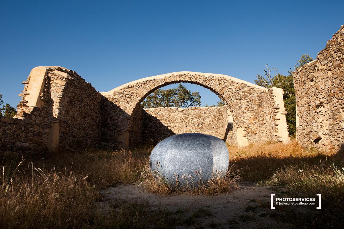 Obra titulada "Asteroide S 09 2010", de Fernando Casás, instalado en el interior de la ermita de San Marcos, junto a la laguna de San Marcos, que forma parte del sendero señalizado "El camino de las raíces", en la localidad de La Alberca. Espacio natural de la Sierra de Francia. Salamanca. Castilla y León. España. © Javier Prieto Gallego