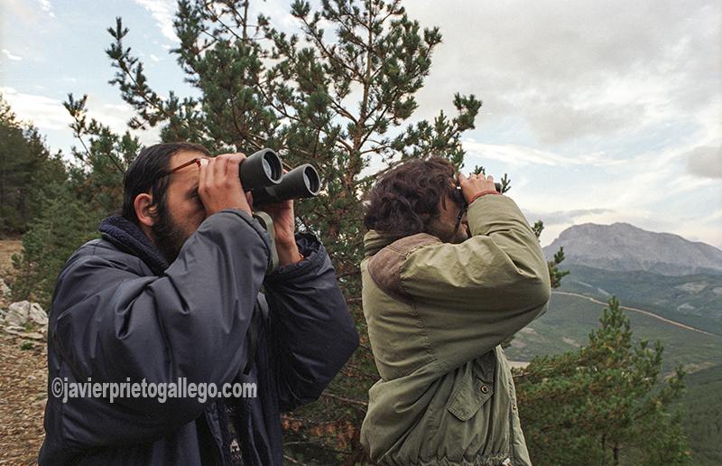Dos aficionados observan con prismáticos el discurrir de la berrea en la Montaña Palentina. Palencia. Castilla y León. España.© Javier Prieto Gallego;