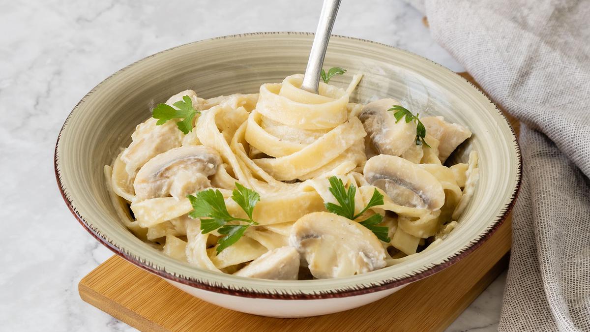 Tallarines en salsa Alfredo con pollo