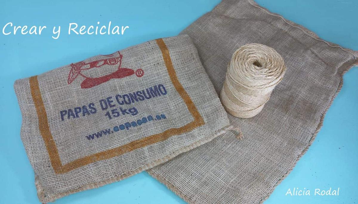 Cómo hacer un mueble tipo baúl, que es al mismo tiempo una silla o taburete y un reposapiés, con una simple caja de plástico de frutas, sacos de papas, vaqueros viejos y otros materiales reciclados. Ideas de Reciclaje Creativo Diy