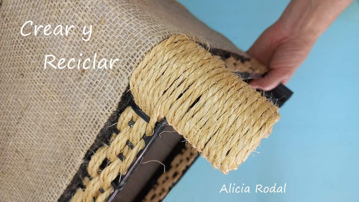 Cómo hacer un mueble tipo baúl, que es al mismo tiempo una silla o taburete y un reposapiés, con una simple caja de plástico de frutas, sacos de papas, vaqueros viejos y otros materiales reciclados. Ideas de Reciclaje Creativo Diy