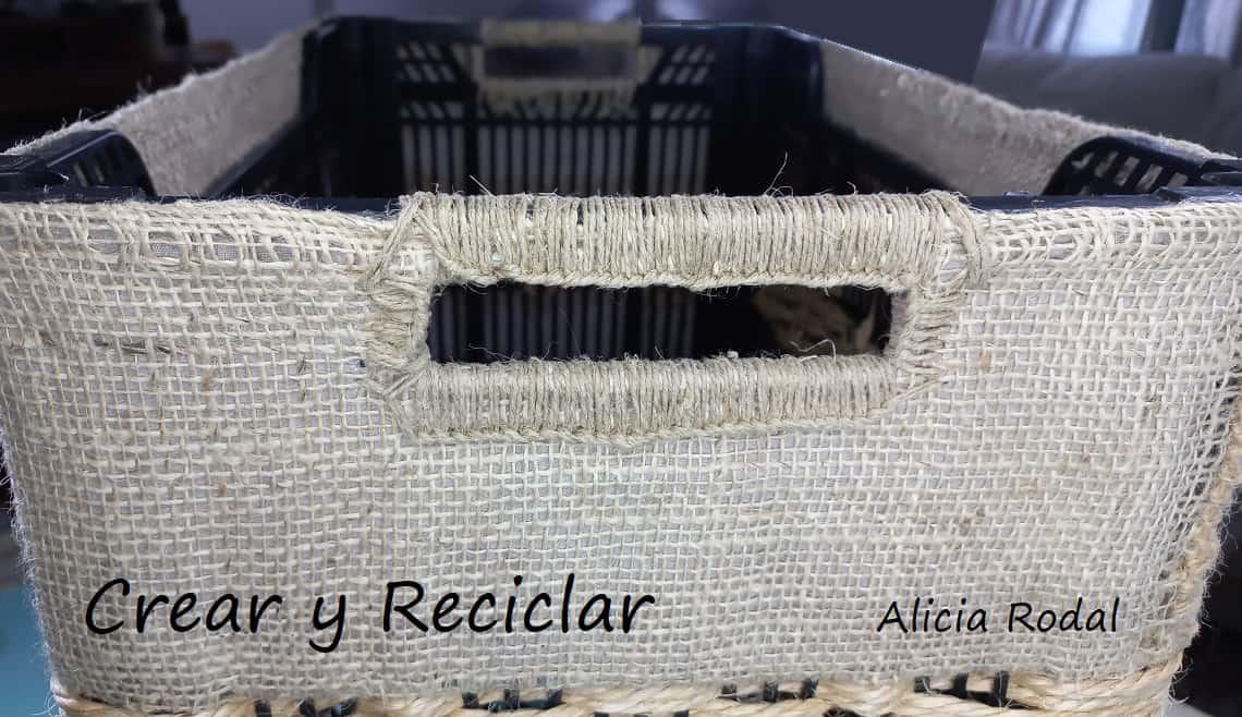 Cómo hacer un mueble tipo baúl, que es al mismo tiempo una silla o taburete y un reposapiés, con una simple caja de plástico de frutas, sacos de papas, vaqueros viejos y otros materiales reciclados. Ideas de Reciclaje Creativo Diy